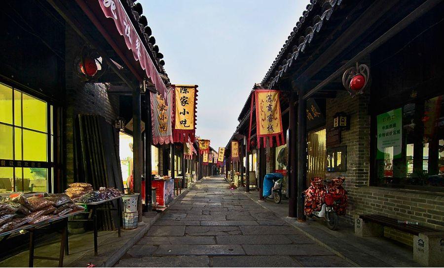 我是女生，要参加漫展cosplay伊佐那社，还是锐雯呢?我难以抉择，玩了10年的好朋友让我cos伊游戏画面